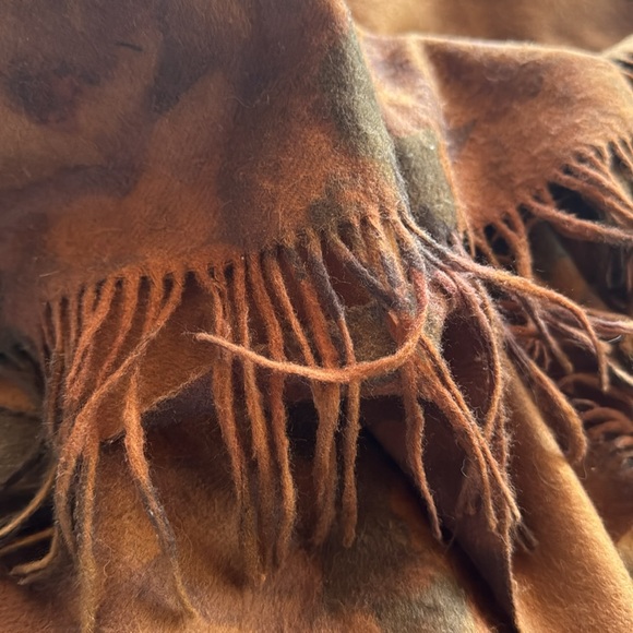 Authentic FENDI Cashmere Scarf Fendi Logo Corner - Picture 5 of 5